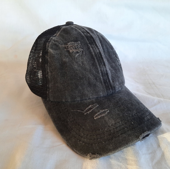 New! Black Distressed Pony Tail Hat - Picture 4 of 6